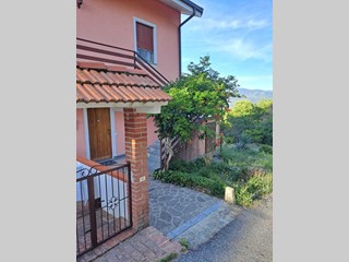 Trilocale in Vendita a Maissana, zona Tavarone, 75'000€, 70 m², con Box