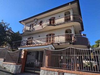 Villa in Vendita a Mascalucia, 435'000&euro;, 230 m²