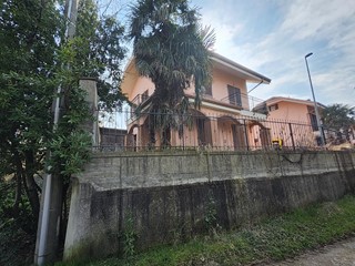 Villa in Vendita a Caselette, 184'500&euro;, 334 m²