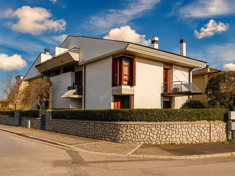 Villa bifamiliare in Vendita a Pontedera, 375'000&euro;, 223 m², arredato, con Box