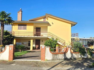 Casa Semi Indipendente in Vendita a Paternopoli, 195'000€, 250 m²