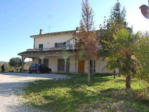 Casa Indipendente in Vendita a Carassai, 230'000&euro;, 750 m²