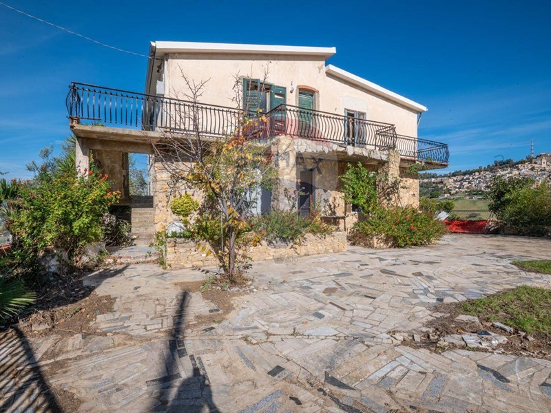 Villa in Vendita a Caltagirone, 155'000&euro;, 362 m²