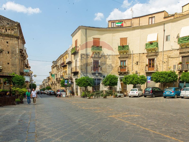 Casa Indipendente in Vendita a Leonforte, 89'000&euro;, 300 m²