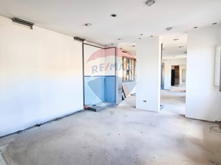 Immobile commerciale in Vendita a Empoli, 165'000&euro;, 214 m²