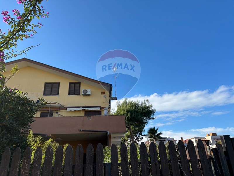 Casa Indipendente in Vendita a Ardea, 80'000&euro;, 66 m²