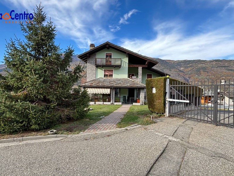 Casa Indipendente in Vendita a Gressan, 835'000€, 490 m²