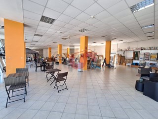 Negozio in Affitto a Ceppaloni, 1'500€, 400 m²