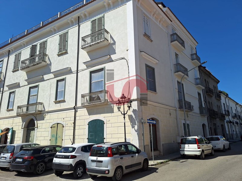 Negozio in Affitto a San Giorgio del Sannio, 700€, 110 m²