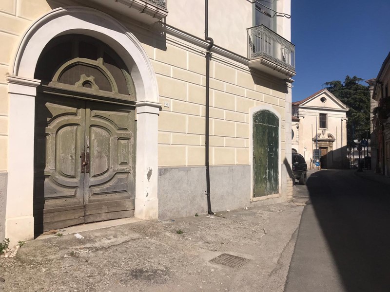 Negozio in Affitto a San Giorgio del Sannio, 500€, 80 m²