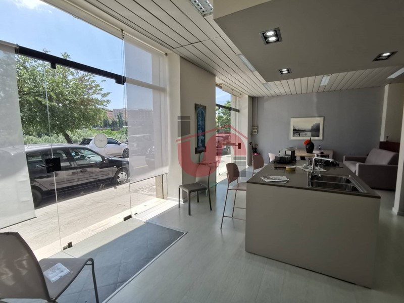 Immobile commerciale in Vendita a Benevento, 170'000€, 240 m²