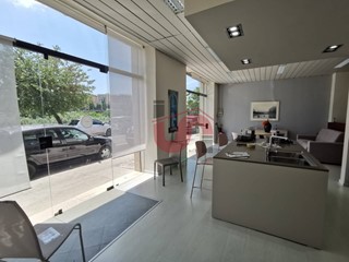 Immobile commerciale in Vendita a Benevento, 170'000€, 240 m²