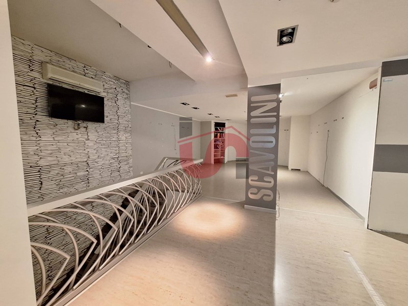 Immobile commerciale in Affitto a Benevento, 2'500&euro;, 250 m²
