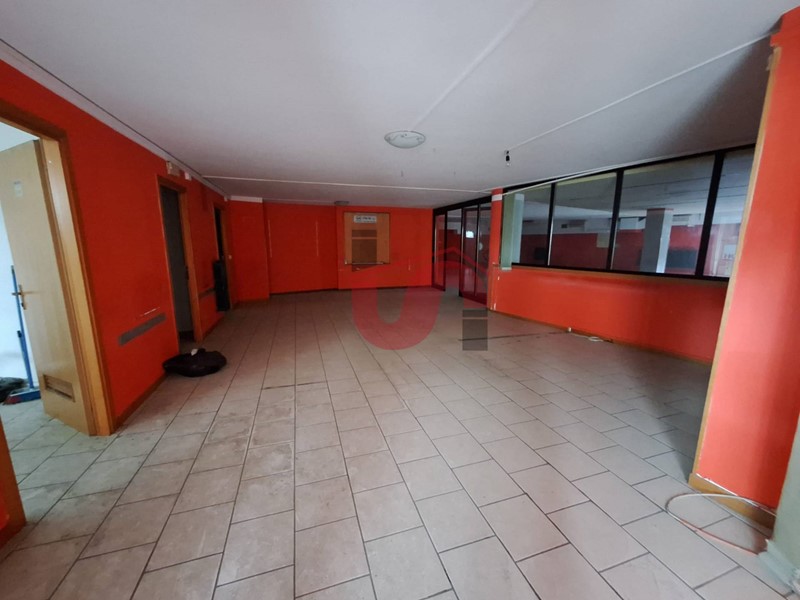 Ufficio in Affitto a Benevento, 1'100&euro;, 350 m²