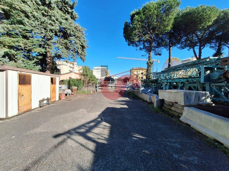 Immobile commerciale in Vendita a Benevento, 450'000€, 415 m²
