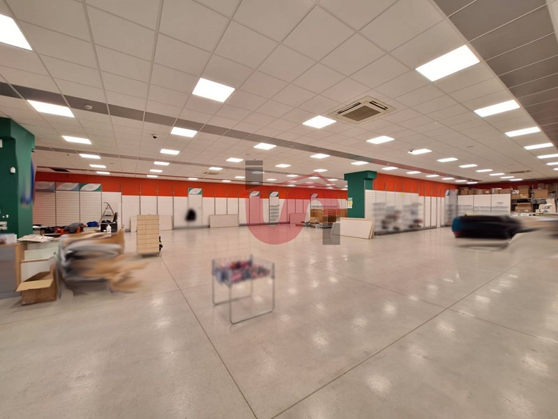 Immobile commerciale in Affitto a Benevento, 18'000&euro;, 2400 m²