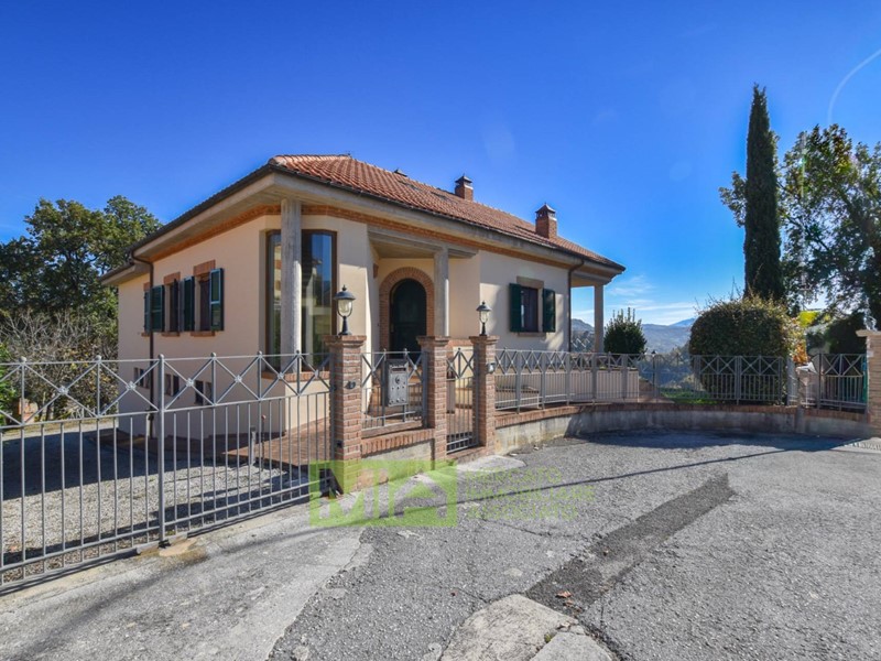 Appartamento in Vendita a Amandola, 240 m²