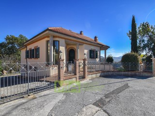 Appartamento in Vendita a Amandola, 240 m²