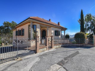 Appartamento in Vendita a Amandola, 240 m²