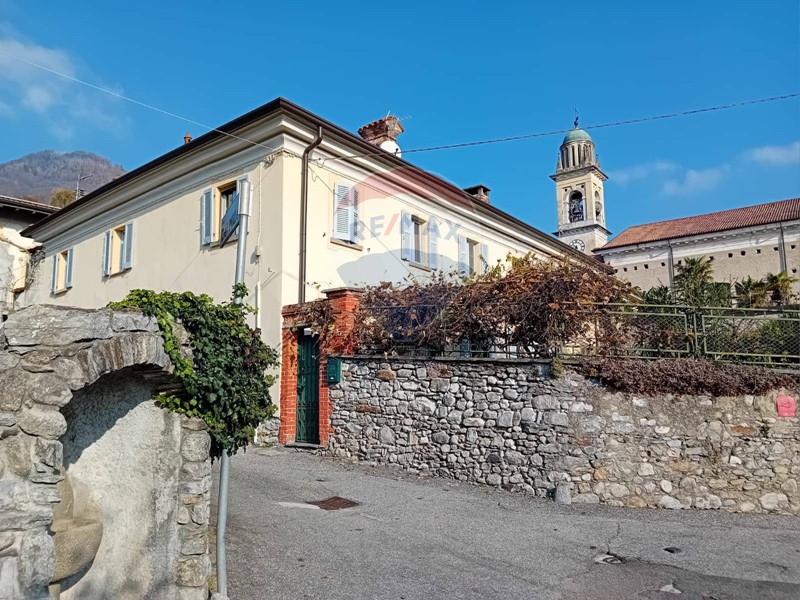 Villa in Vendita a Casalzuigno, 140'000€, 305 m²