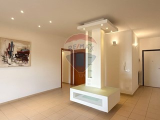 Appartamento in Vendita a Giarre, 95'000&euro;, 136 m²