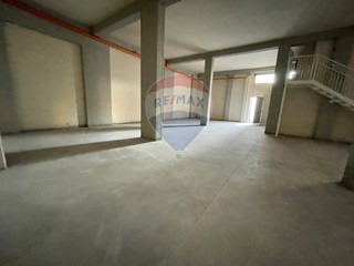 Immobile commerciale in Vendita a Camporotondo Etneo, 300'000&euro;, 390 m²