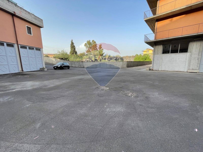 Immobile commerciale in Affitto a Camporotondo Etneo, 1'500€, 390 m²