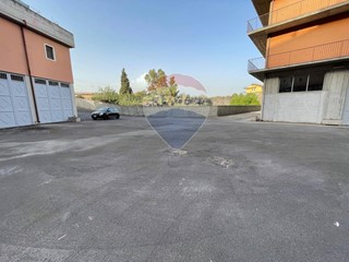 Immobile commerciale in Affitto a Camporotondo Etneo, 1'500€, 390 m²