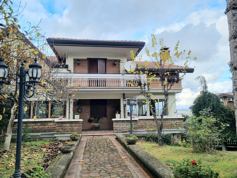 Casa Semi Indipendente in Vendita a Avellino, 395'000&euro;, 280 m²