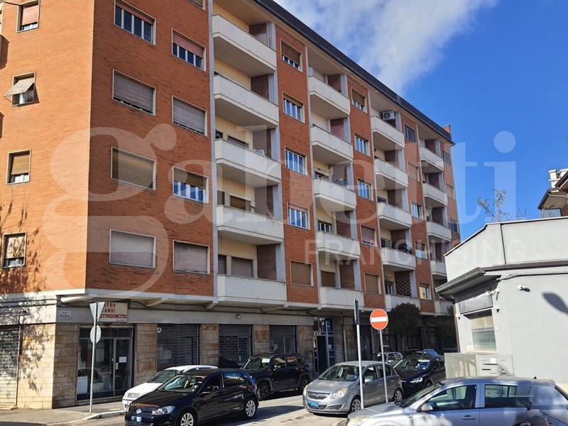 Appartamento in Vendita a Avezzano, 85'000€, 100 m², arredato