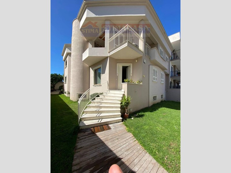 Villa bifamiliare in Affitto a Casoria, 4'500&euro;, 400 m²