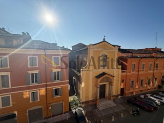 Appartamento in Affitto a Modena, 1'990€, 140 m²