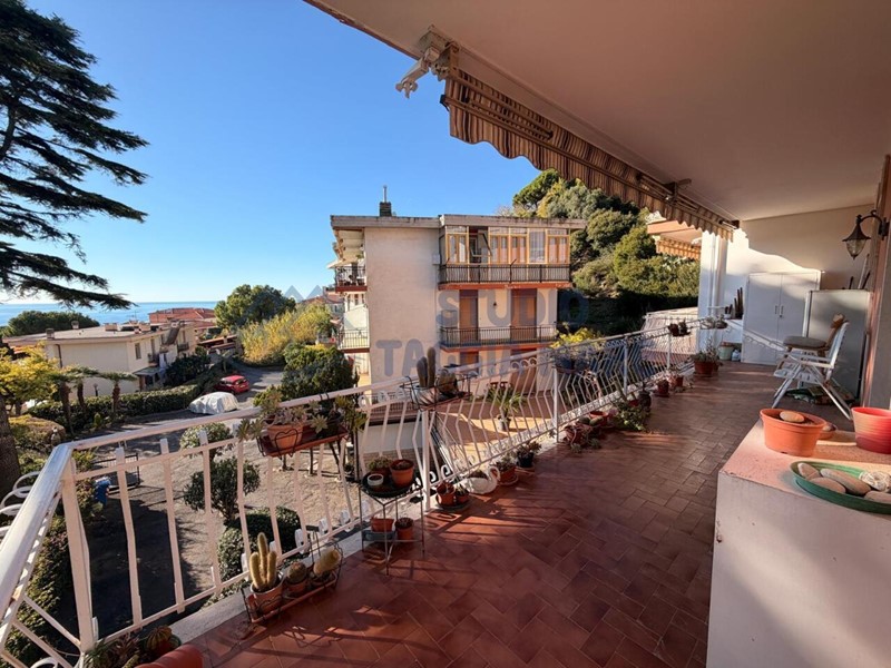 Trilocale in Vendita a Riva Ligure, 270'000&euro;, 75 m², con Box