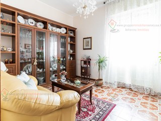 Quadrilocale in Vendita a Siracusa, zona Tisia Tica Zecchino, 68'000€, 110 m²