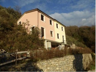 Villa bifamiliare in Vendita a Avegno, 160'000&euro;, 190 m²