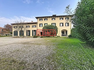 Rustico in Vendita a Paese, 620 m²