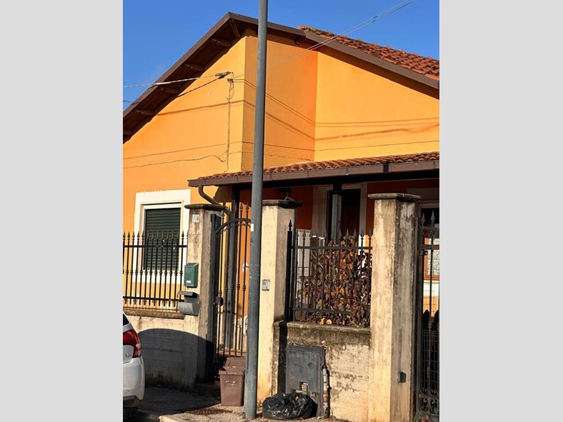 Casa Indipendente in Vendita a Avezzano, 175'000&euro;, 120 m², con Box