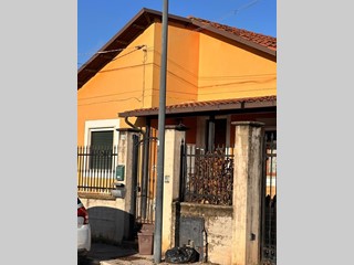 Casa Indipendente in Vendita a Avezzano, 175'000&euro;, 120 m², con Box