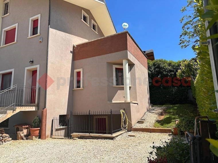 Villa bifamiliare in Vendita a Avezzano, 220'000&euro;, 160 m²