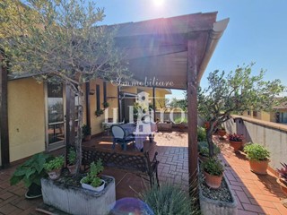 Attico in Vendita a Campi Bisenzio, 349'000&euro;, 130 m², con Box