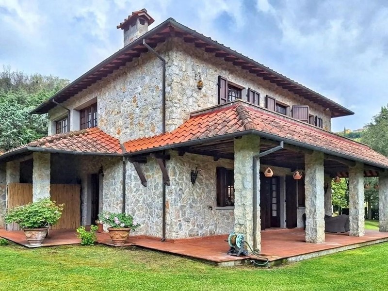 Villa in Vendita a Camaiore, zona Montemagno, 1'718'390&euro;, 937 m², con Box