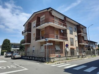 Trilocale in Vendita a Vittuone, 61'500&euro;, 80 m², con Box