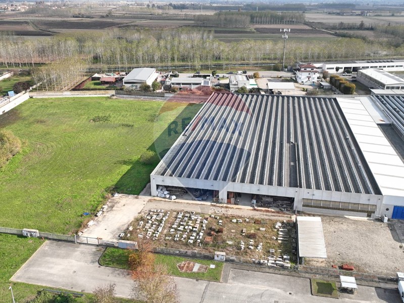 Capannone in Vendita a Cilavegna, 2'900'000&euro;, 7600 m²