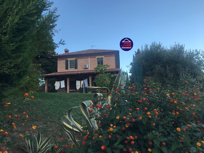 Villa in Vendita a Colli al Metauro, 845'000&euro;, 439 m²