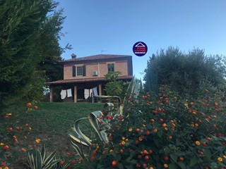 Villa in Vendita a Colli al Metauro, 845'000&euro;, 439 m²