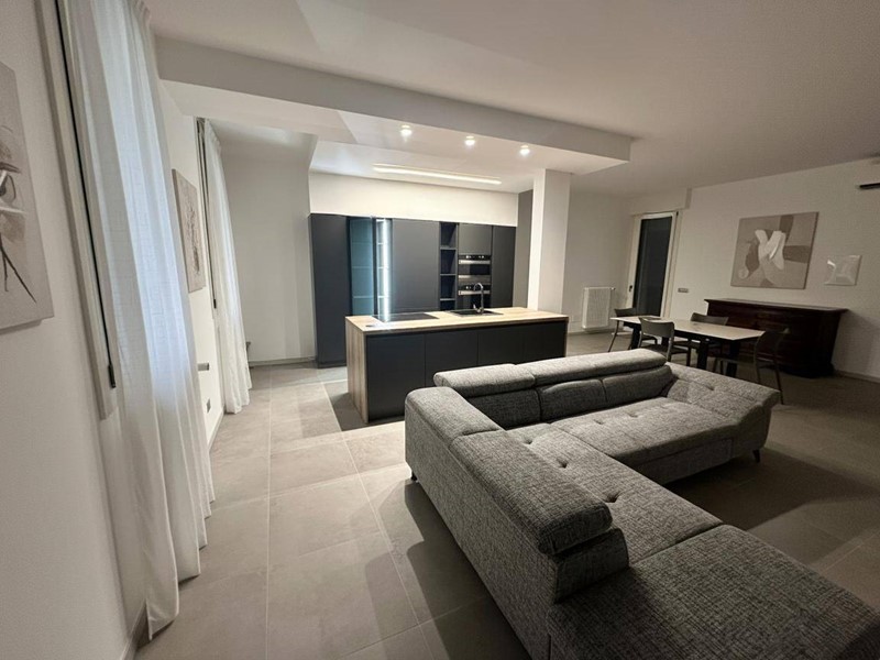 Appartamento in Affitto a Ferrara, 1'400€, 200 m²