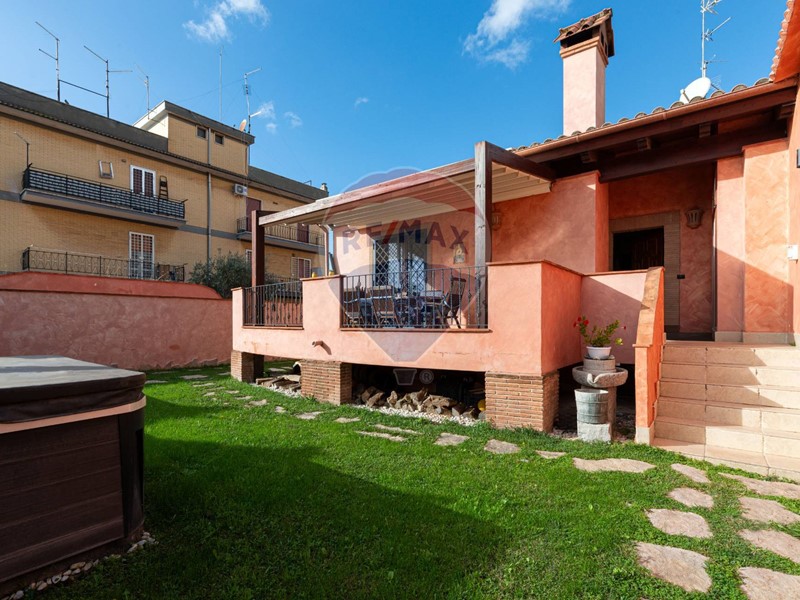 Casa Semi Indipendente in Vendita a Roma, 379'000&euro;, 170 m²