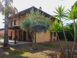 Casa Semi Indipendente in Affitto a Aci Sant'Antonio, 1'250€, 127 m²