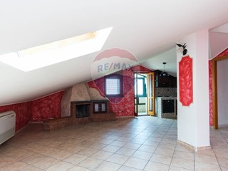 Attico in Vendita a Aci Catena, 55'000€, 75 m²