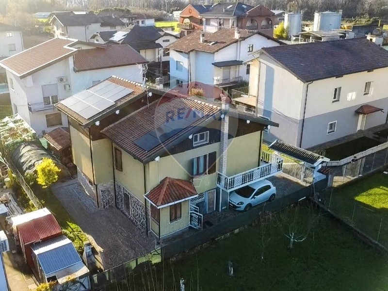 Villa in Vendita a Costa Volpino, 269'000&euro;, 215 m²